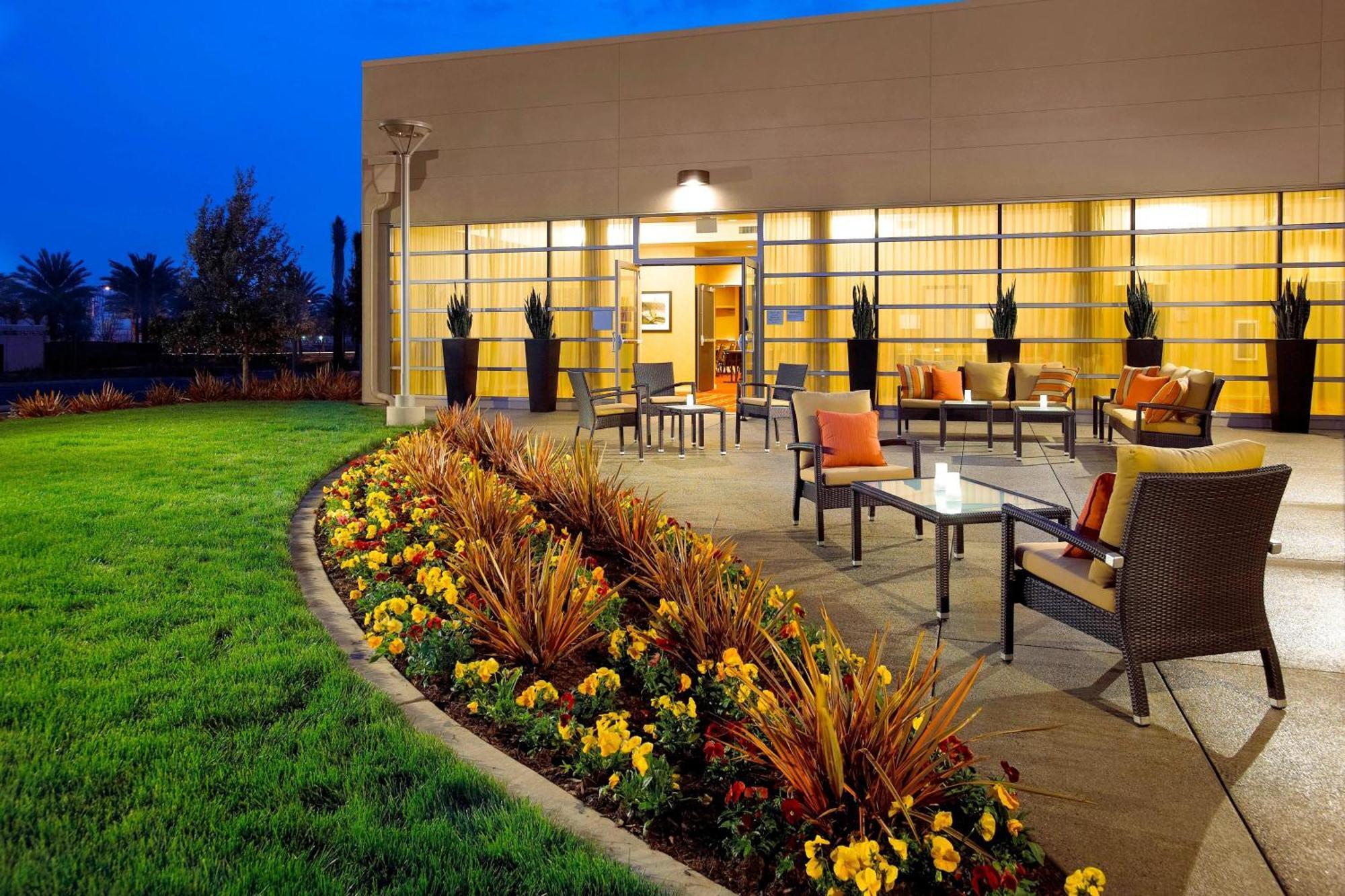 Courtyard Long Beach Airport Eksteriør billede