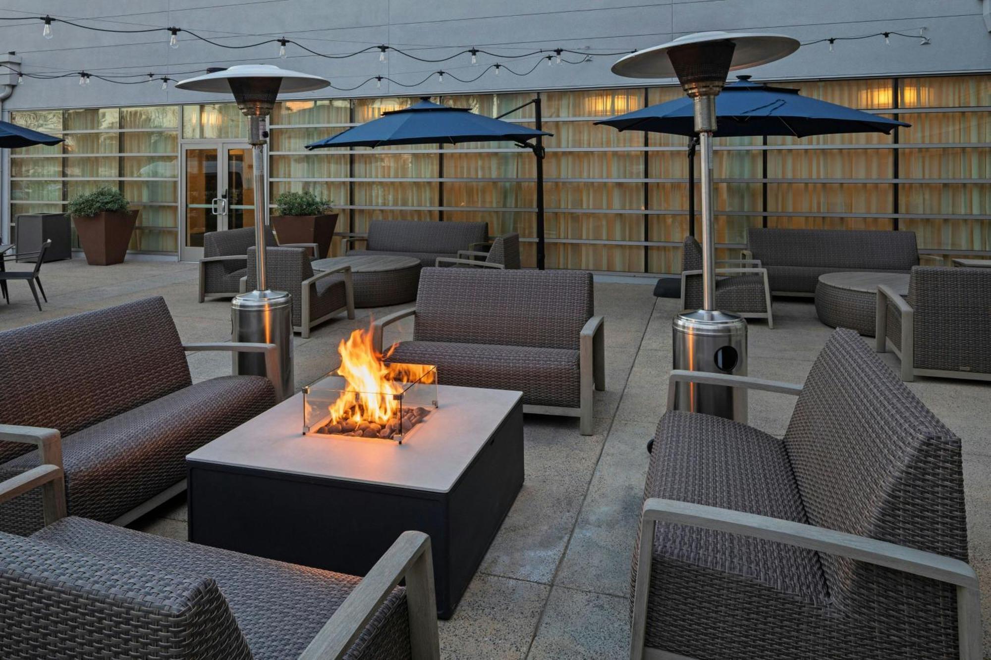 Courtyard Long Beach Airport Eksteriør billede